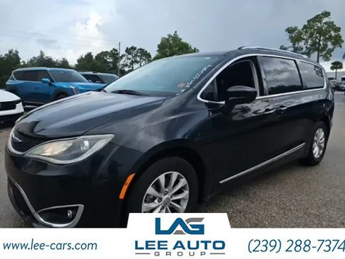 Used 2019 Chrysler Pacifica Touring-L FWD image 1