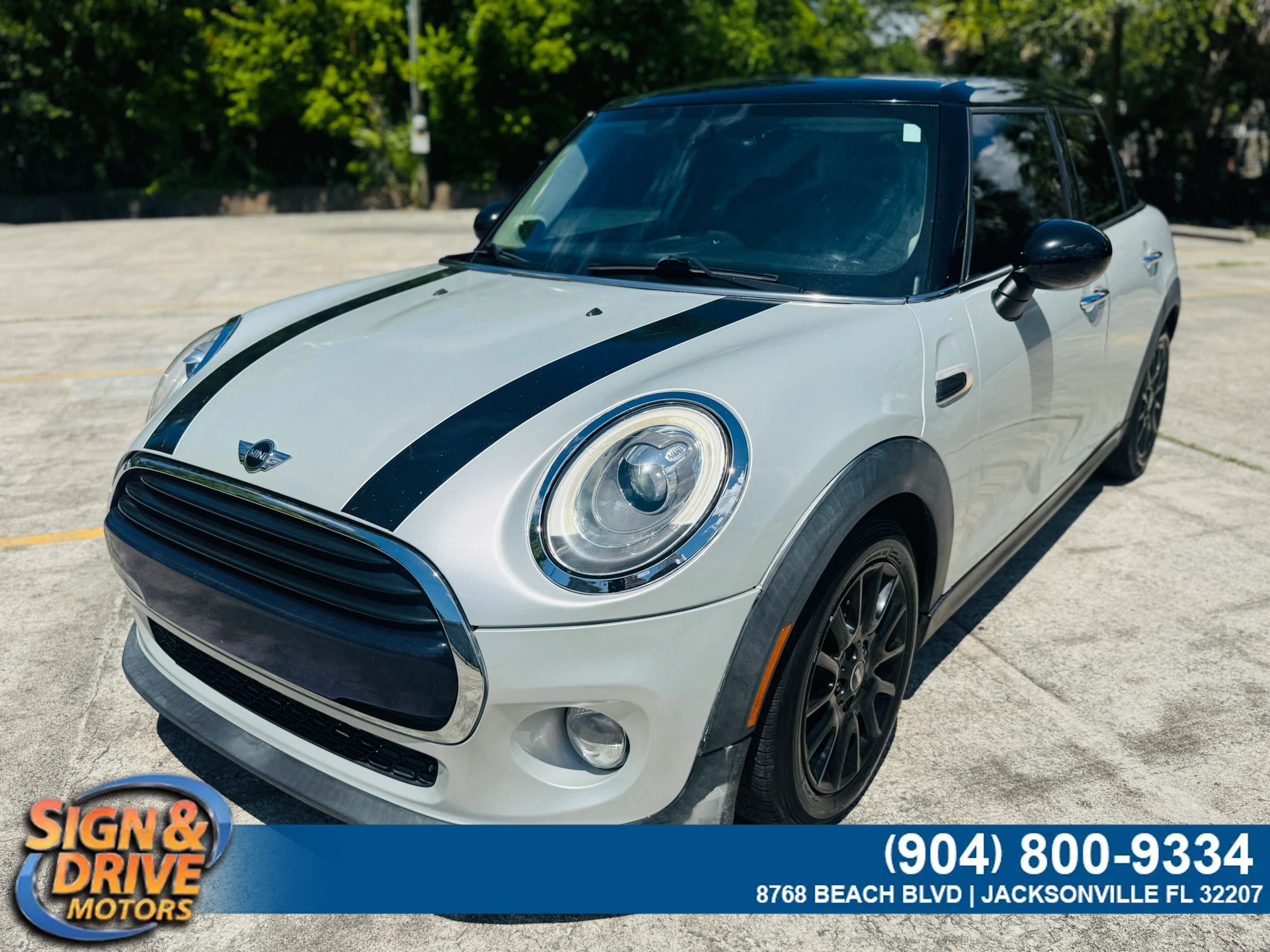 Used 2016 MINI Cooper 4-Door Hardtop FWD image 1