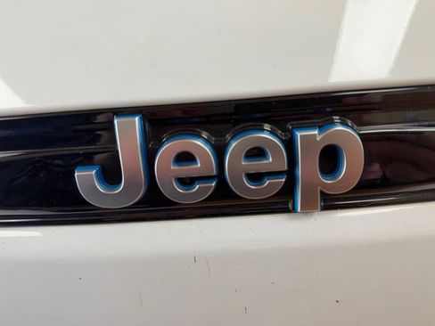 Used 2022 Jeep Grand Cherokee Summit w/ Luxury Tech Group V AWD/4WD image 36