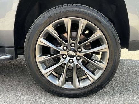 Used 2020 Cadillac Escalade Luxury w/ Escalade Sport Edition AWD/4WD image 11