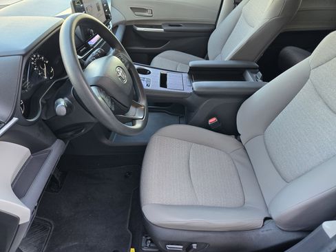 Used 2024 Toyota Sienna LE image 9