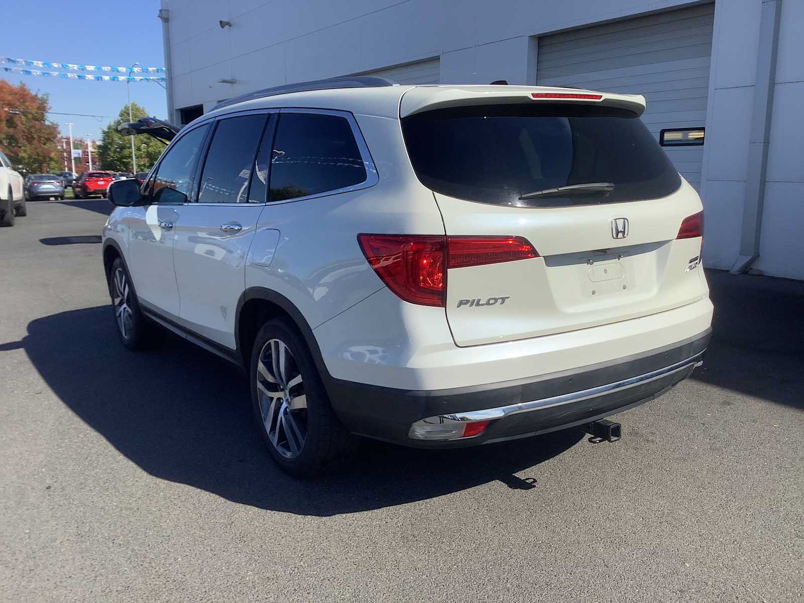 Used 2018 Honda Pilot Touring image 3