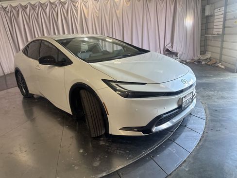 Used 2025 Toyota Prius XLE FWD image 3