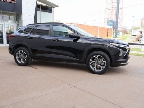 Certified 2025 Chevrolet Trax LT FWD image 10