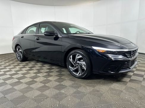 Certified 2025 Hyundai Elantra Limited image 32