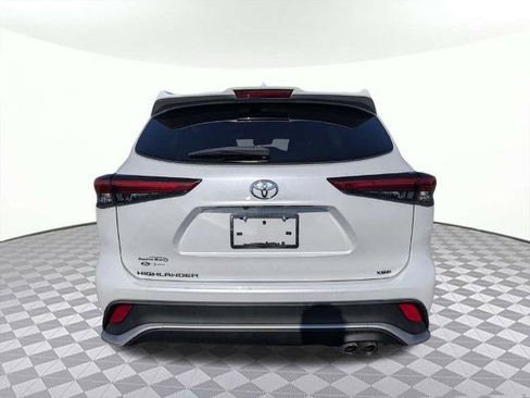 Used 2022 Toyota Highlander XSE FWD image 4
