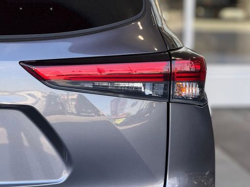 Used 2023 Toyota Highlander XLE image 13