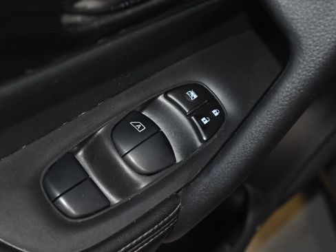 Used 2019 Nissan Rogue SV w/ Premium Package image 6