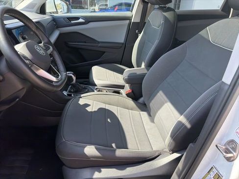 Used 2024 Volkswagen Taos SE image 6