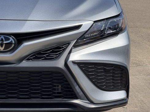 Used 2024 Toyota Camry SE FWD image 4
