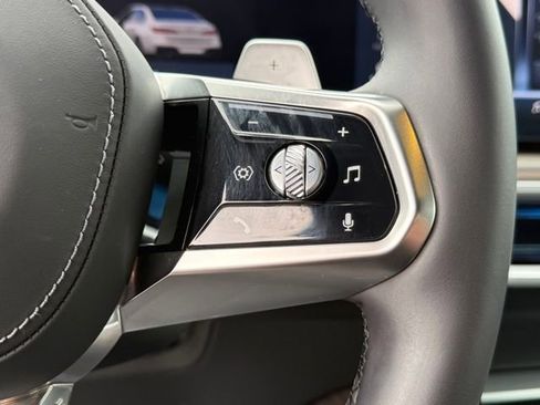 Used 2025 BMW 760i xDrive w/ Premium Package image 24