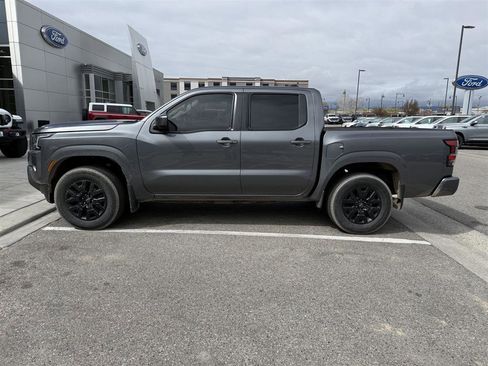 Used 2022 Nissan Frontier SV image 3
