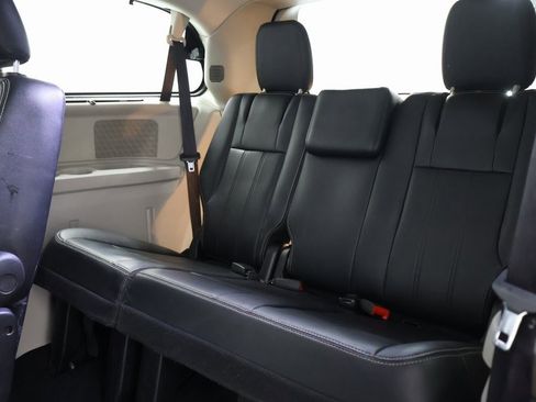 Used 2016 Chrysler Town & Country Touring-L image 28