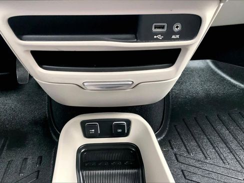 Used 2019 Chrysler Pacifica Touring-L image 32