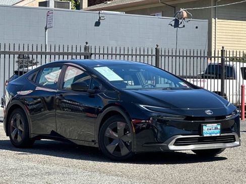Used 2025 Toyota Prius Plug-In Hybrid image 2