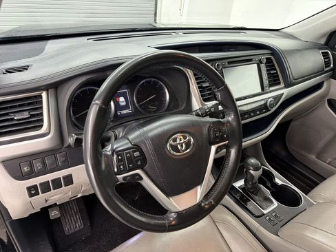 Used 2018 Toyota Highlander XLE FWD image 4