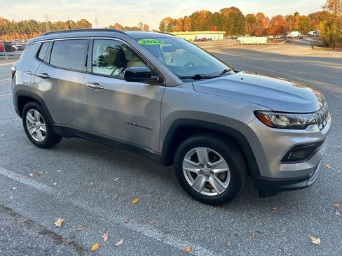 Used 2022 Jeep Compass Latitude image 9