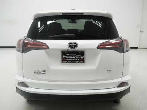 Used 2018 Toyota RAV4 LE FWD image 5