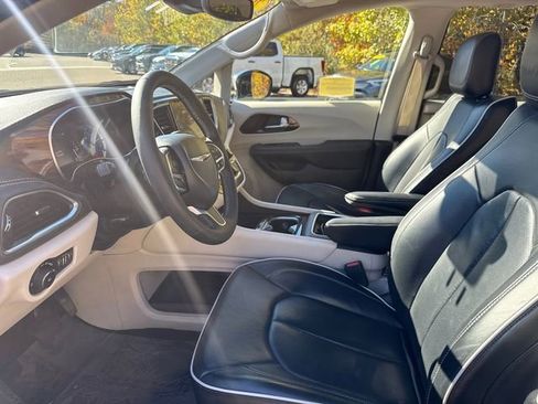 Used 2023 Chrysler Pacifica Limited image 44