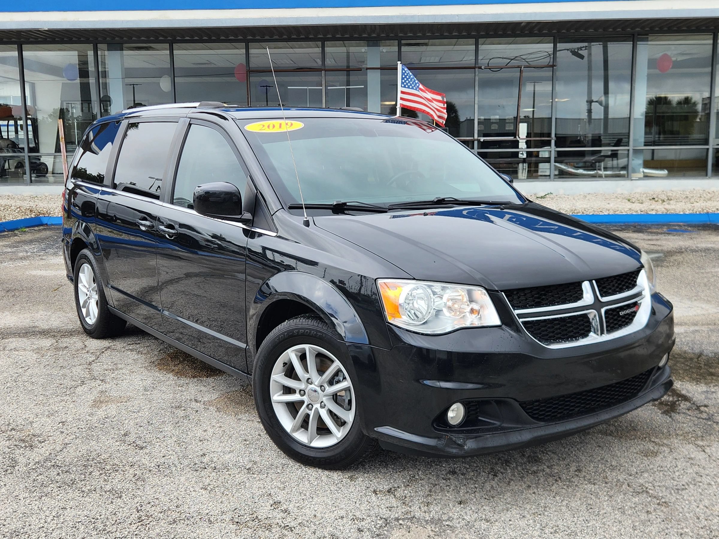 Used 2019 Dodge Grand Caravan SXT FWD image 2