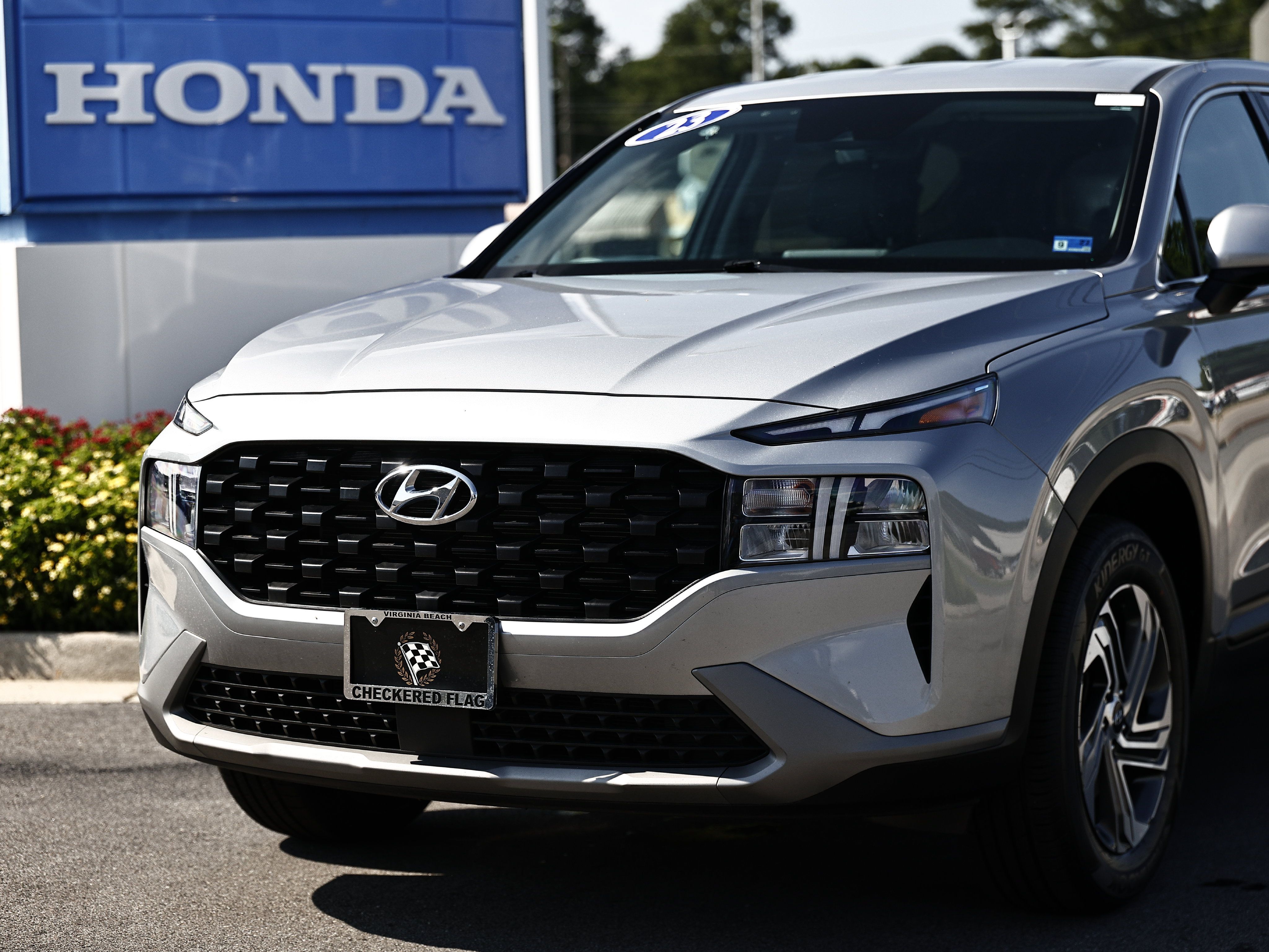 Used 2023 Hyundai Santa Fe SE AWD/4WD image 2
