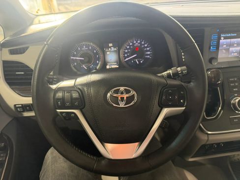 Used 2017 Toyota Sienna Limited image 12