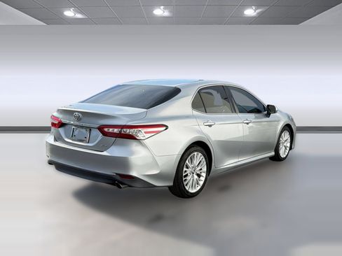 Used 2018 Toyota Camry XLE FWD image 9