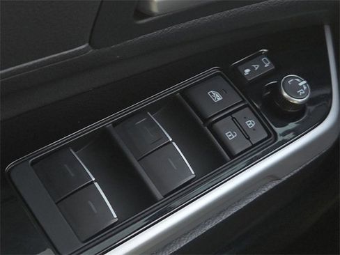 Used 2025 Toyota Sienna Limited image 28