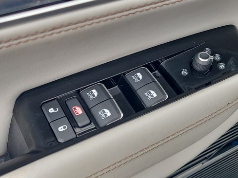 Used 2023 Jeep Grand Wagoneer L Series II w/ Premium Group II AWD/4WD image 18
