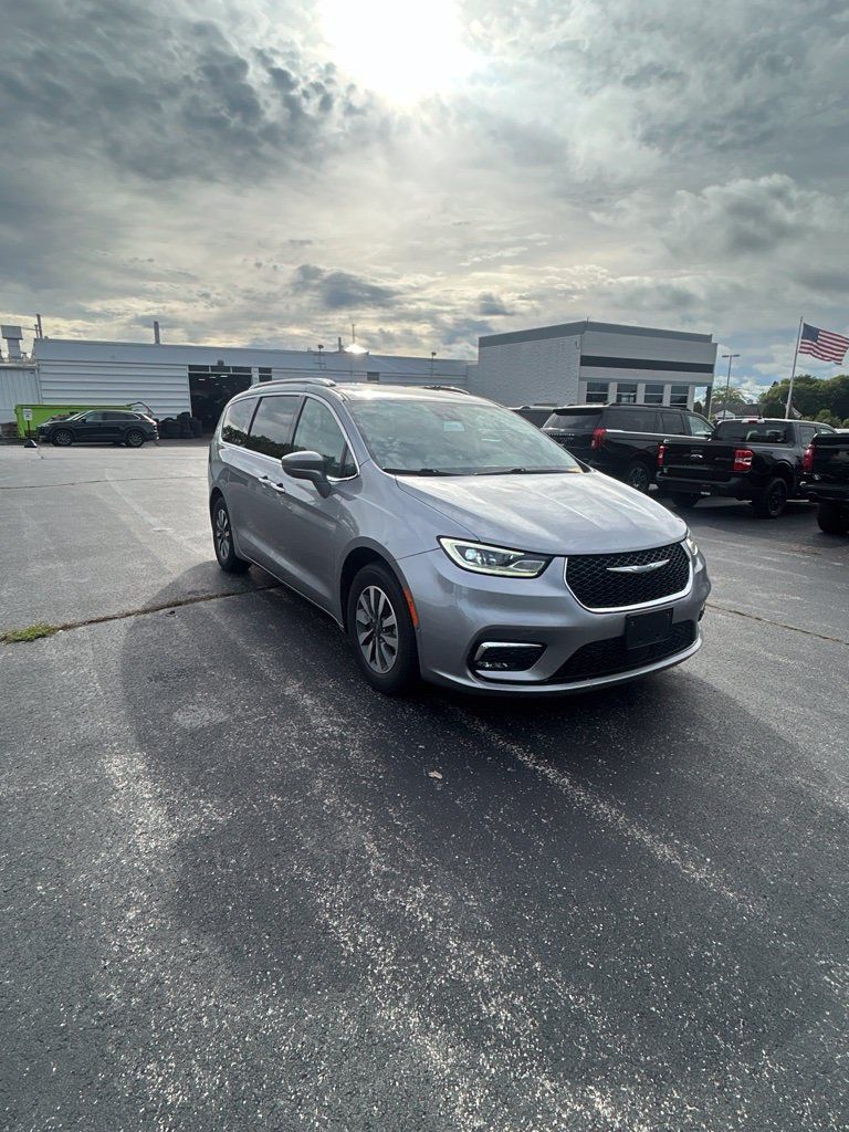 Used 2021 Chrysler Pacifica Touring-L FWD image 1