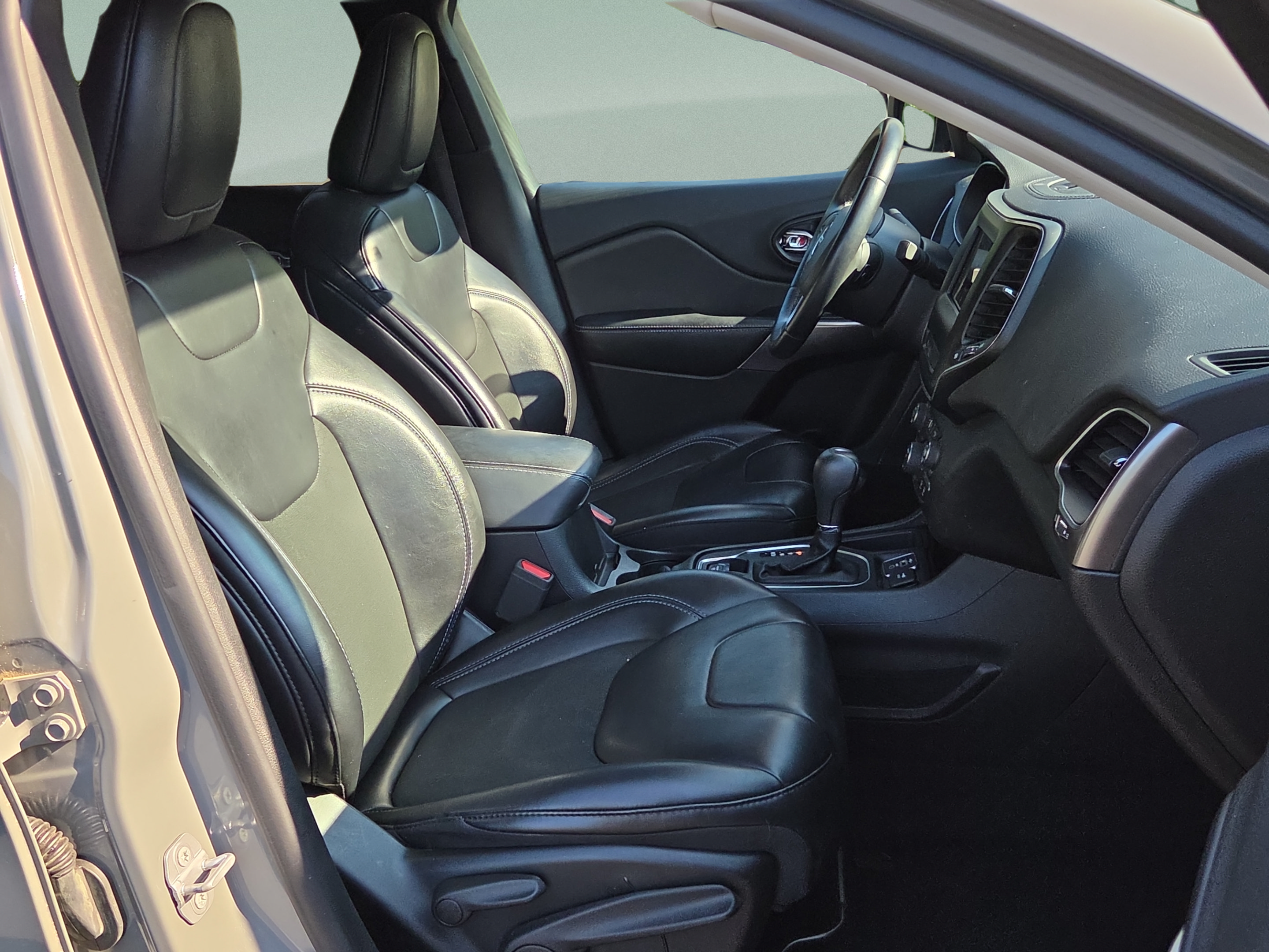 Used 2019 Jeep Cherokee Latitude Plus FWD image 15