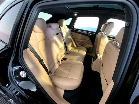 Certified 2023 Porsche Macan AWD/4WD image 23