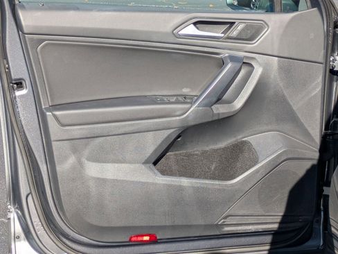 Used 2021 Volkswagen Tiguan SE image 19