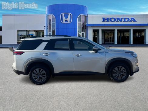 Used 2025 Nissan Pathfinder SV image 7