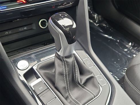 New 2025 Volkswagen Taos SE image 18