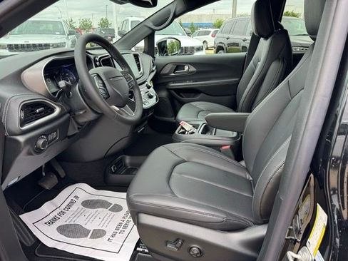 New 2027 Chrysler Pacifica Select FWD image 9