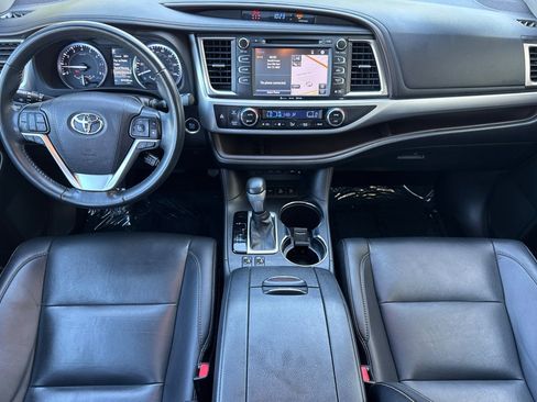 Used 2019 Toyota Highlander XLE w/ Carpet Mat Package (TMS) AWD/4WD image 16