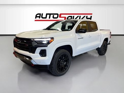 Used 2025 Chevrolet Colorado Z71 w/ Technology Package AWD/4WD image 3