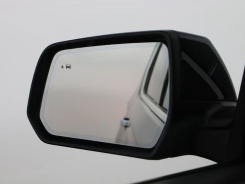 Used 2023 Chevrolet Traverse High Country image 40