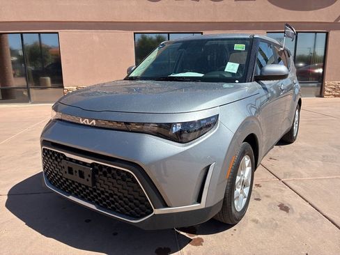 Certified 2025 Kia Soul LX w/ LX Technology Package FWD image 3