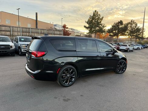 Used 2018 Chrysler Pacifica Touring Plus w/ S Appearance Package image 7