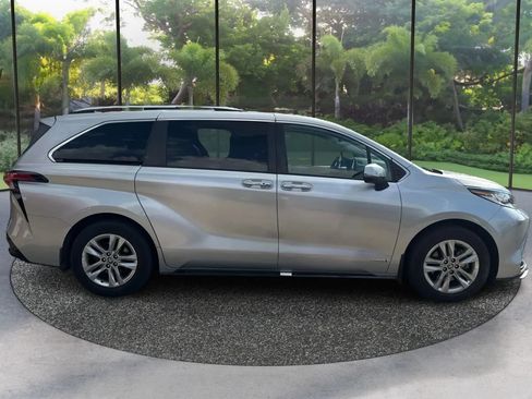 Used 2021 Toyota Sienna Limited AWD/4WD image 4