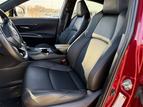 Used 2024 Toyota Venza XLE image 25