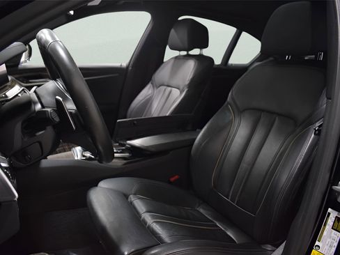 Used 2019 BMW M550i xDrive w/ Premium Package 2 image 8