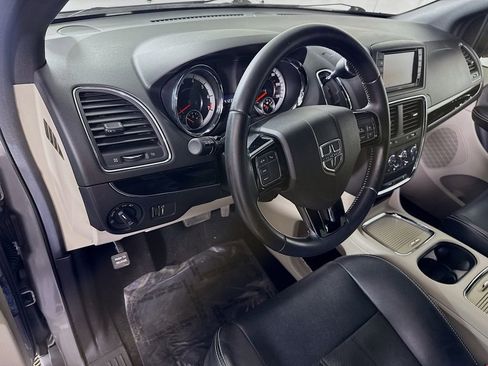 Used 2019 Dodge Grand Caravan SXT image 16