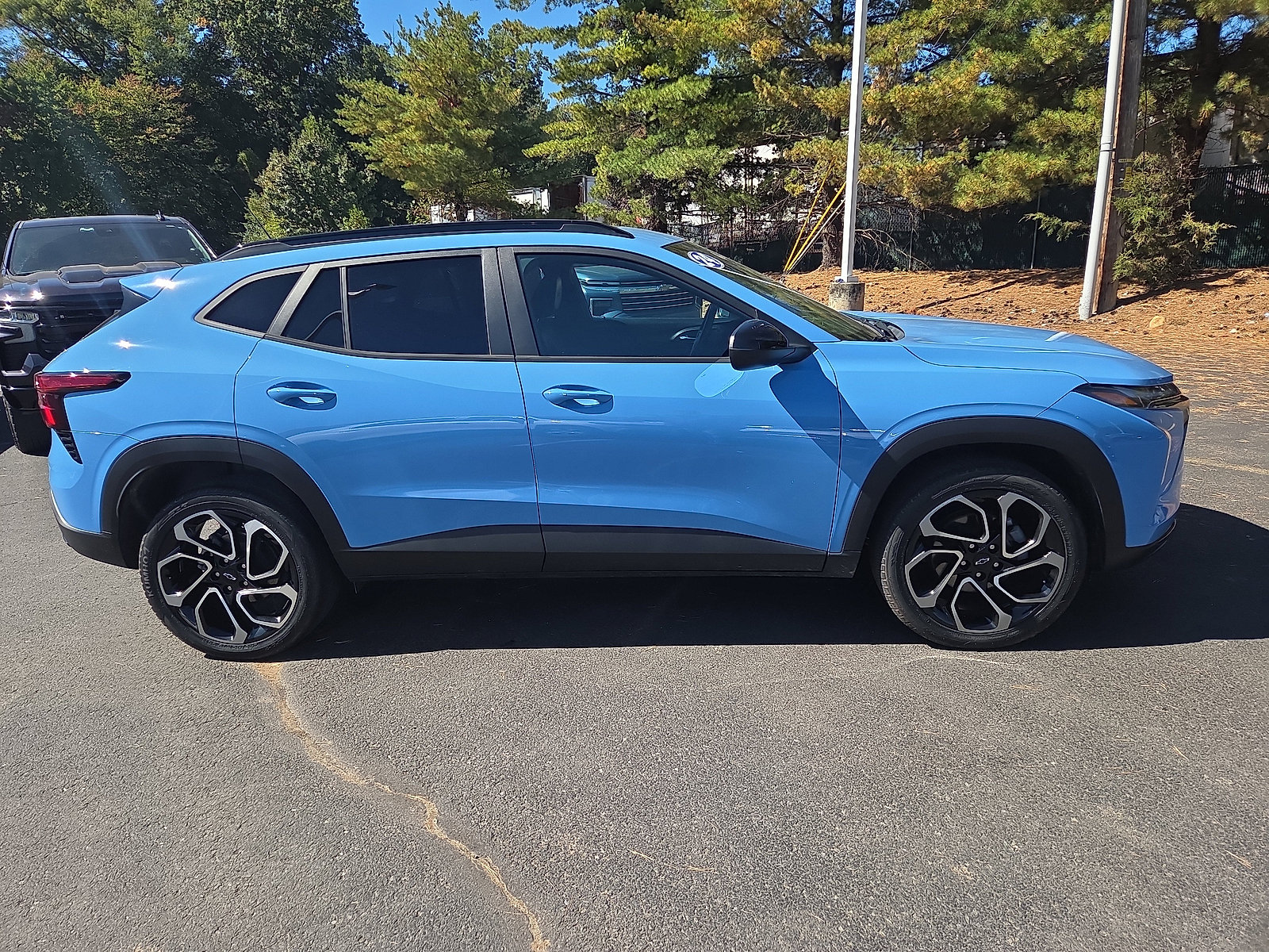 Used 2024 Chevrolet Trax RS w/ Sunroof Package FWD image 2