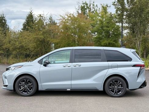Used 2025 Toyota Sienna XSE AWD/4WD image 2