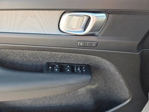 Certified 2025 Volvo XC40 B5 Plus image 18