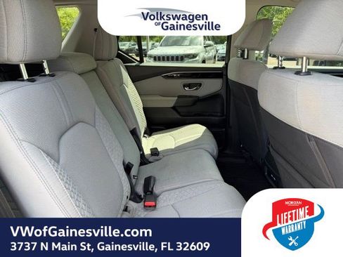 Used 2023 Honda Pilot LX image 9