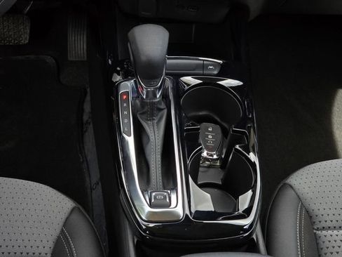 Used 2025 Chevrolet Trax LT FWD image 17